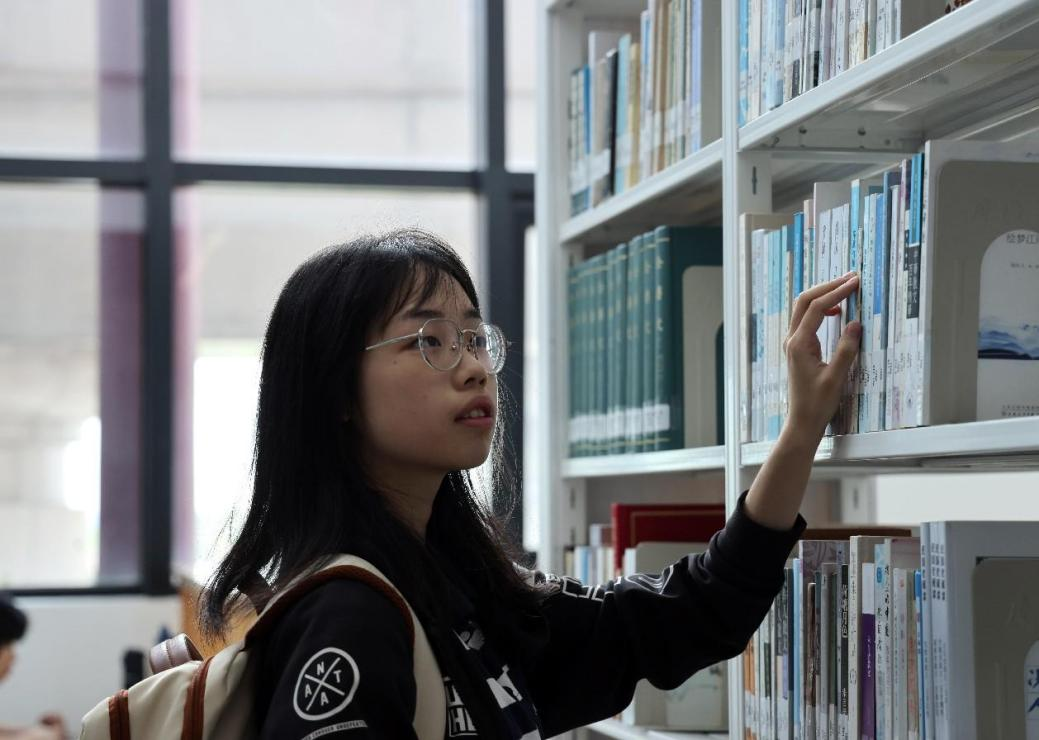 一名學生在圖書館查閱書籍。(人民日報記者 管克江 攝)